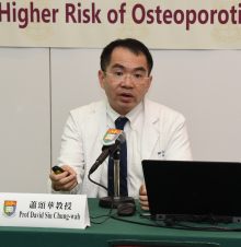 Professor David Siu Chung-wah, Clinical Professor of Department of Medicine, Li Ka Shing Faculty of Medicine, HKU, points out that when comparing the traditional drug warfarin to the newer drug dabigatran, warfarin was significantly associated with higher risk of osteoporotic fracture.